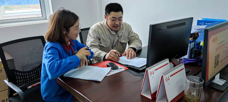 秦軍學(xué)、喬珊正在學(xué)習(xí)中_副本.jpg
