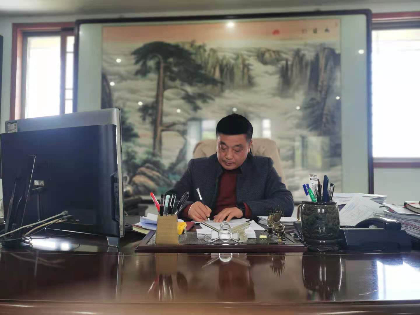 何月安在辦公室辦公.jpg