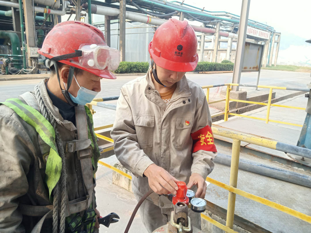 黨員干部正在對外施工單位氧氣瓶壓力進(jìn)行檢查.jpg