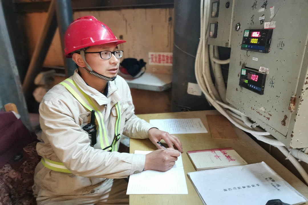 代大鵬正在記錄設備運行情況_副本.jpg