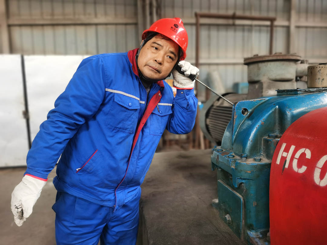 熊義正在進(jìn)行設(shè)備維修.jpg