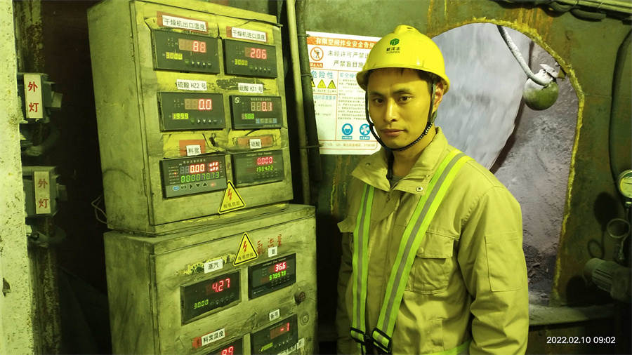李江寬正在檢查儀表運轉(zhuǎn)情況.jpg