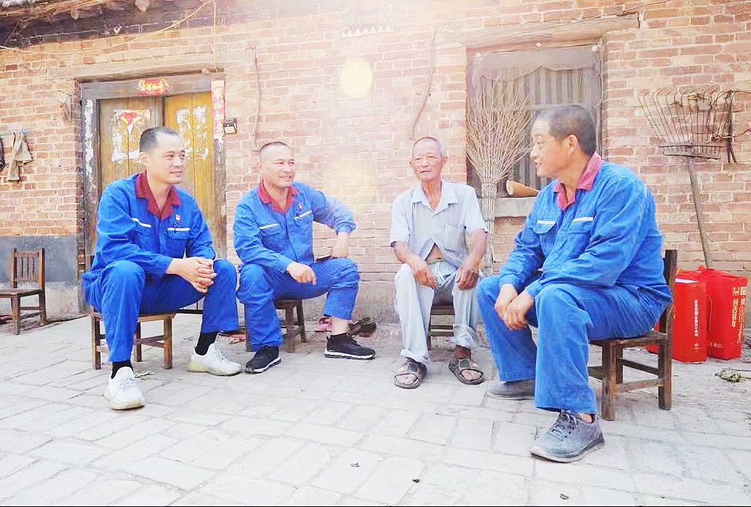宋俊鵬（左一）在職工家中走訪.jpg