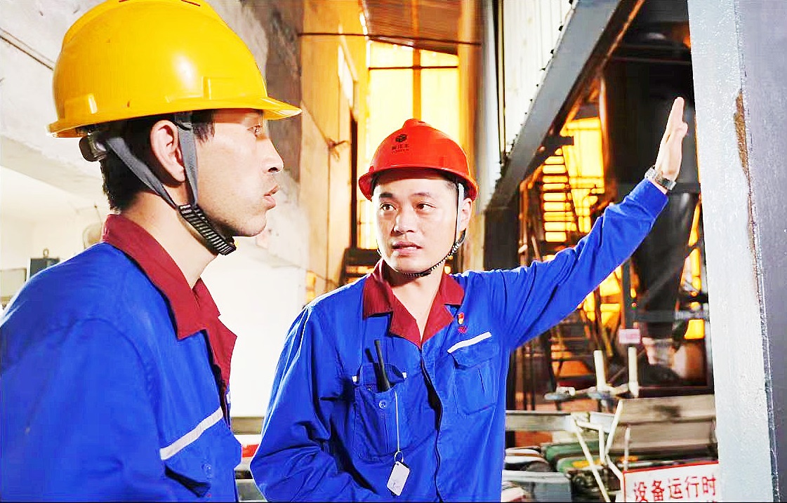 宋俊鵬（右）正在手把手教導員工.jpg