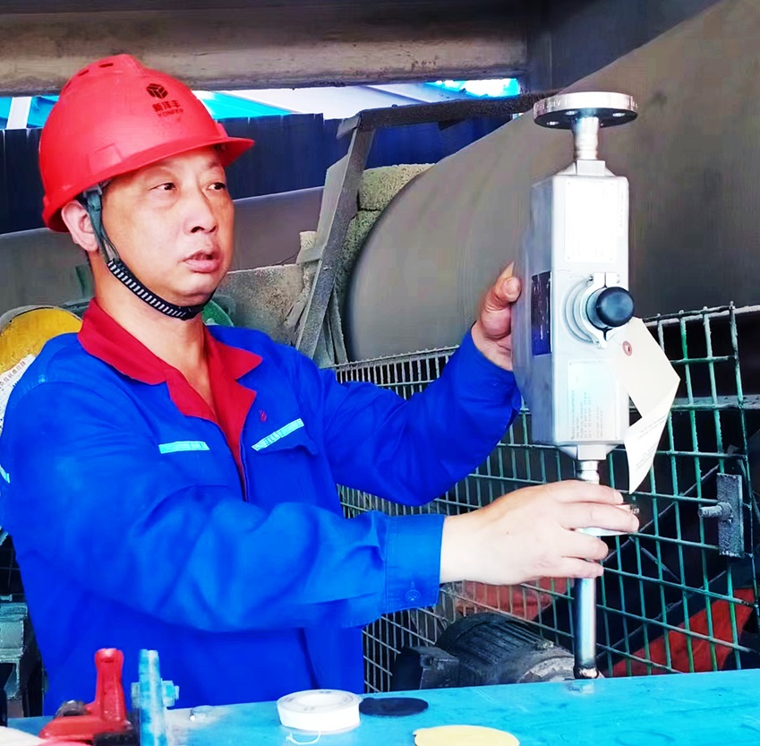 劉京明正在檢查設(shè)備.jpg