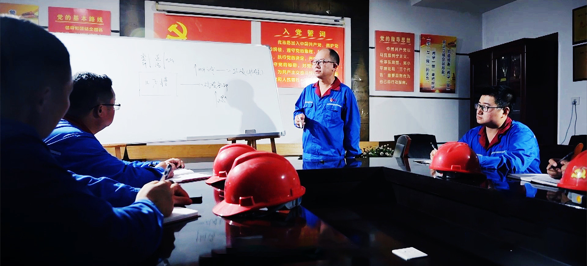 夜半的會(huì)議室里燈火通明，安明正在組織人員開展“頭腦風(fēng)暴”.jpg