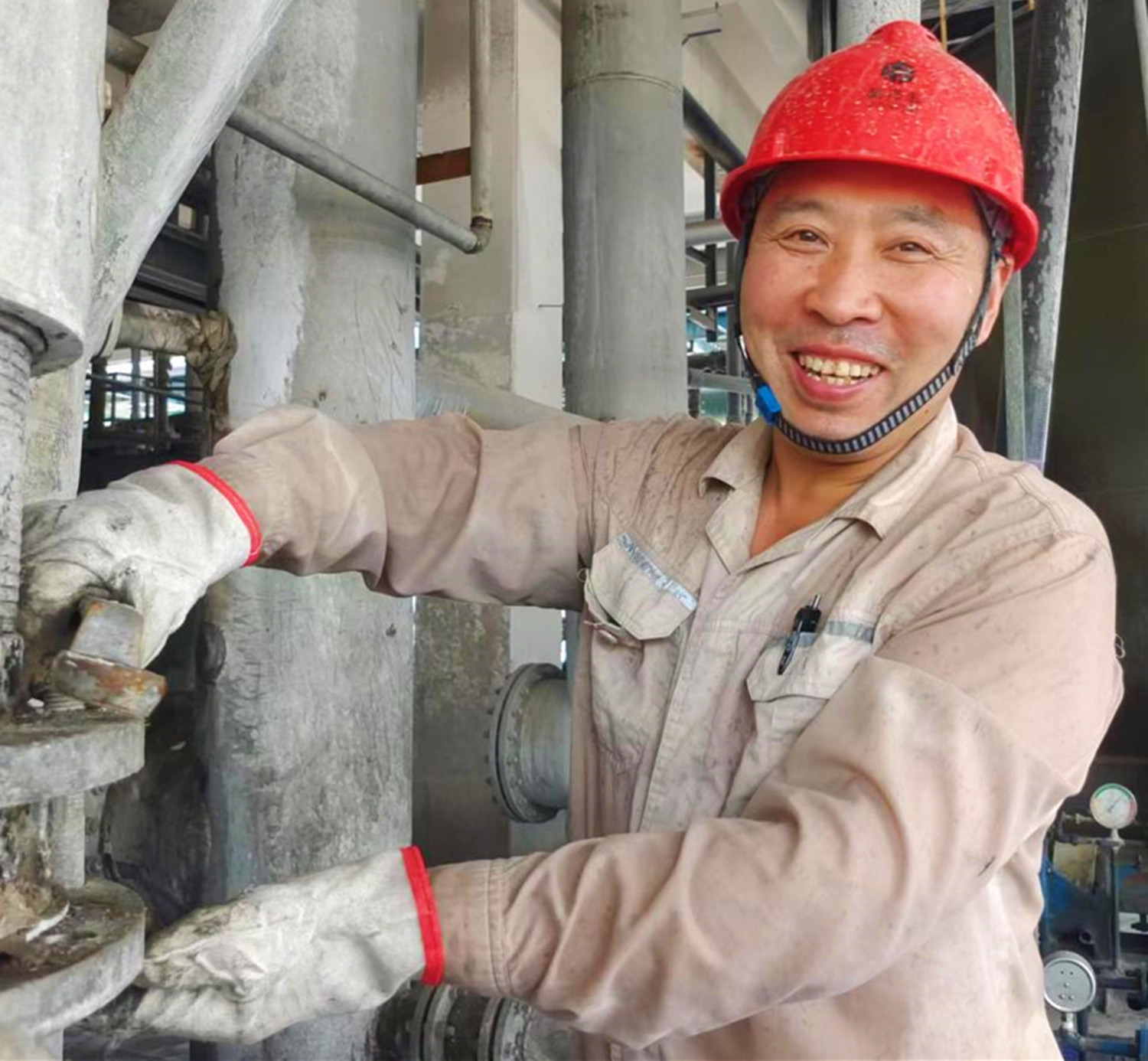 楊海榮正在檢查設(shè)備.jpg